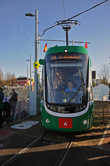 Am 12.12.2014 wird die verlängerte Linie 8 nach Weil am Rhein eröffnet. Nach der Ankunft in Weil wendet der erste Flexity und fährt zur Abfahrtshaltestelle.