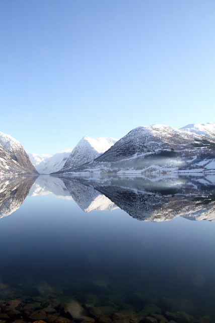 Speilete fjell -|- Mirrored mountains