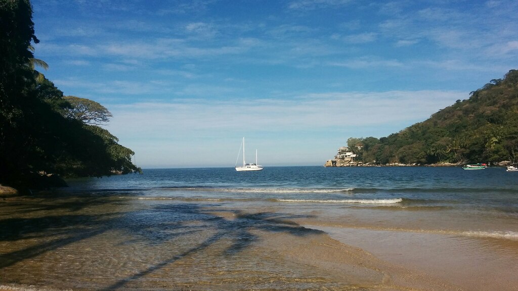 Vista desde Playa Colomitos hacia un velero en la bahía, Jalisco