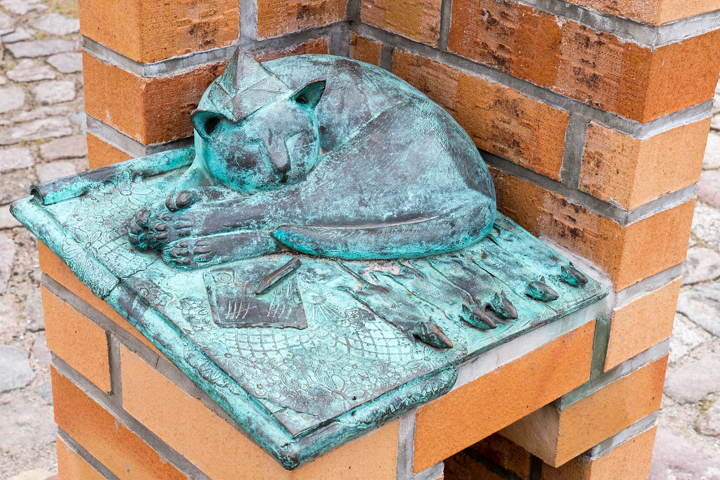 Angermünde: Marktbrunnen - Detail mit nach Mäusefang und dessen Dokumentation ruhender Katze