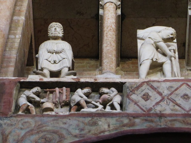 Sculptures des mois de l'année, baptistère (XIIe, XIIIe), piazza del Duomo, Parme, Emilie-Romagne, Italie.