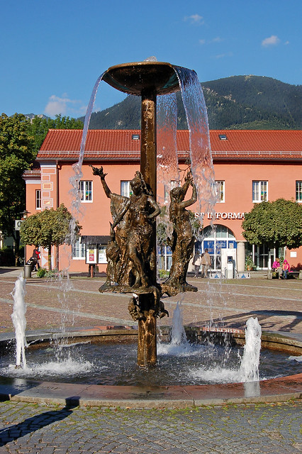 Garmisch - Brunnen auf dem Richard-Strauss-Platz (1)
