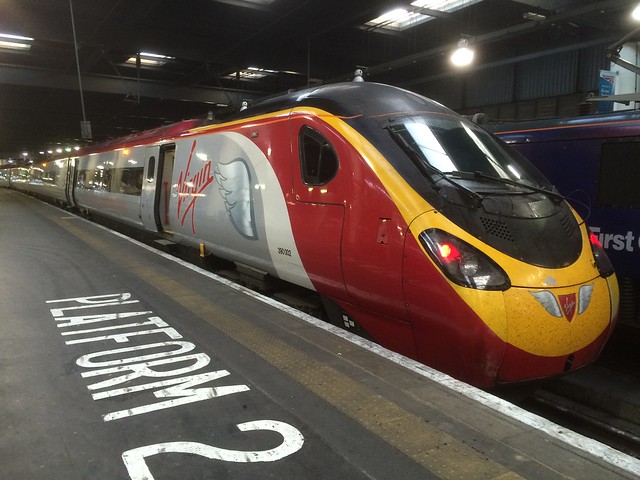 390002 1H09 Euston - Manchester Picadilly stands at Euston 24.04.2015