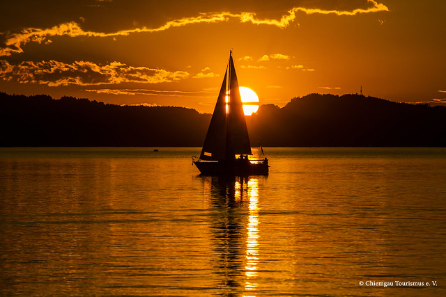 Segelboot im Sonnenuntergang des Chiemsees