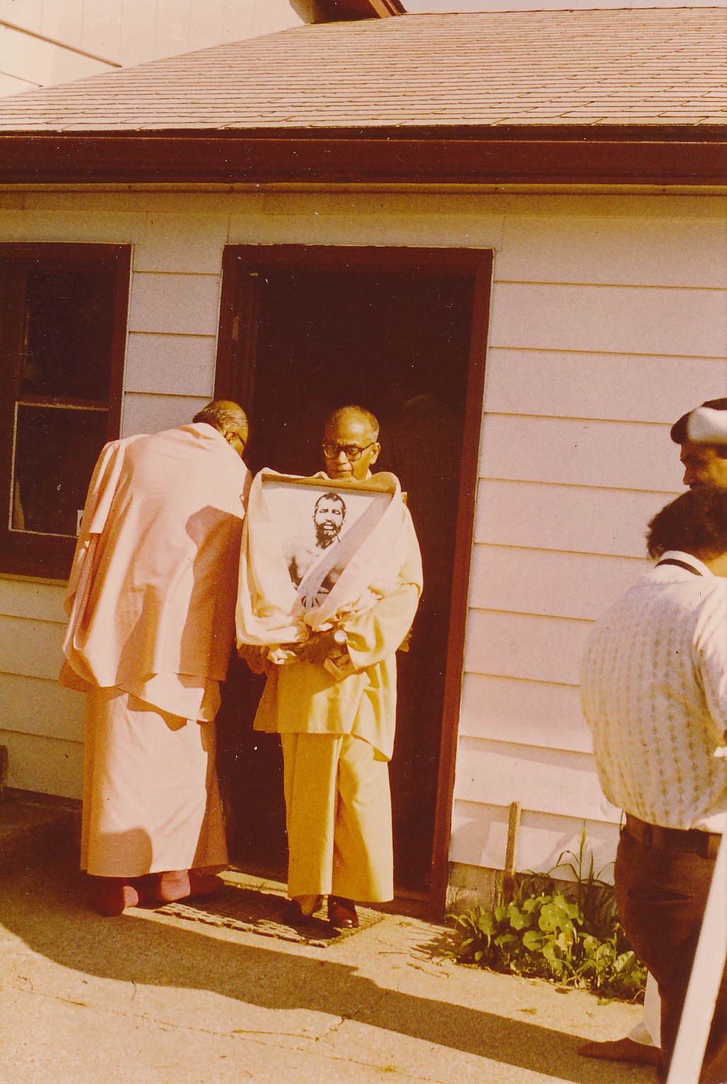 Michigan Swami Shraddhananda Swami Carryingnanda Sri Ramakrikrishna Photo At Dedication Of Ganges Retreat Temple