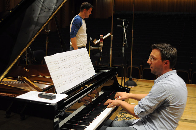 Producing Heine songs by Richard Farber: Pianist Christoph Schnackertz and baritone Michael Dahmen in the WDR studio