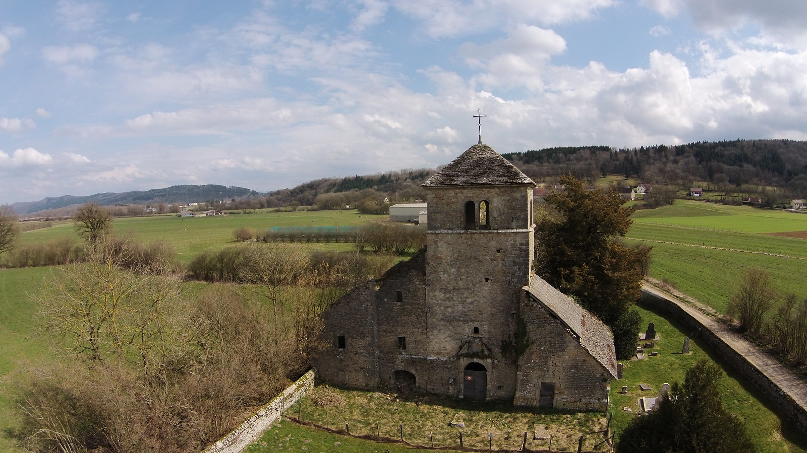 Vue aérienne de l'église de Sézéria