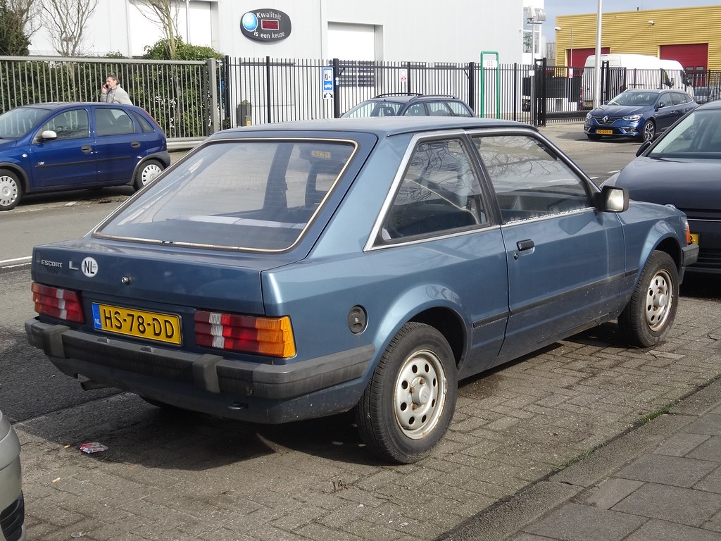 Modèle Réduit Ford Escort GL 5P 1982 Bleu - Collection Auto Plus - État Neuf