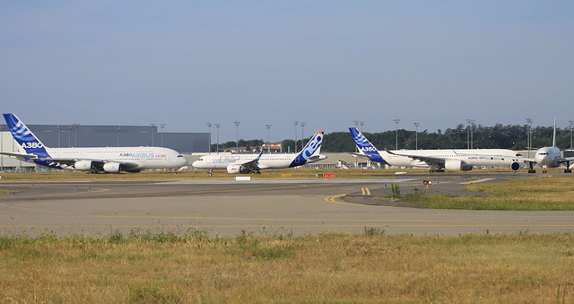 FORMATION DIAMANT AIRBUS FAMILY (A380 F-WWDD,A350 F-WXWB,A330 F-WWCB ET A320 F-WNEW) A TOULOUSE      LE 11 08 16