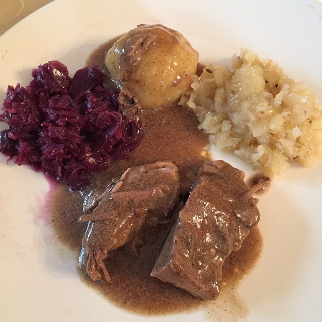 Papa hat gekocht. #Wildschweinkeule mit #Klöße #Sauerkraut… | Flickr