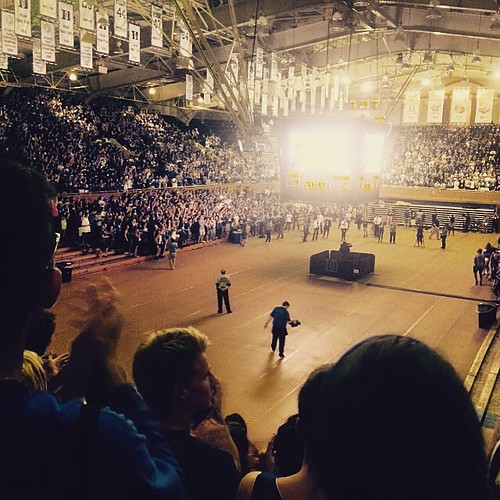 The view from Cameron Indoor. Thousands of @dukestudents are cheering on the Blue Devils here at home in Durham, North Carolina. ‪#De5tiny‬ ‪#GoDuke‬ ‪#HereComesDuke‬ ‪#DukeGameFace‬