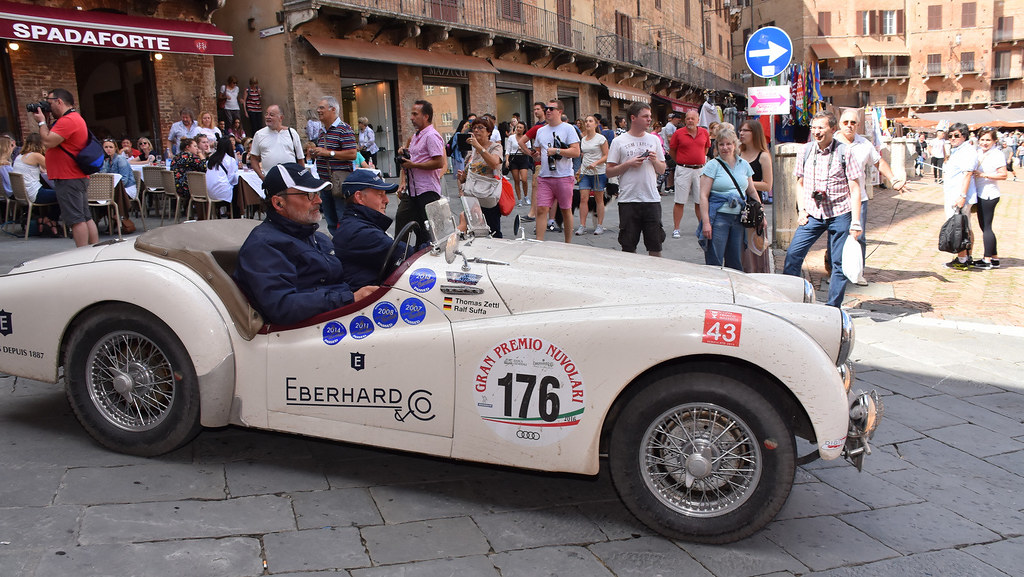 Passaggio da Piazza del campo delle Auto Storiche del Gran Premio Nuvolari 2016