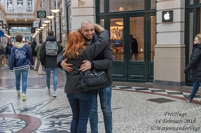 Free Hugs uitdelen Passage Den Haag