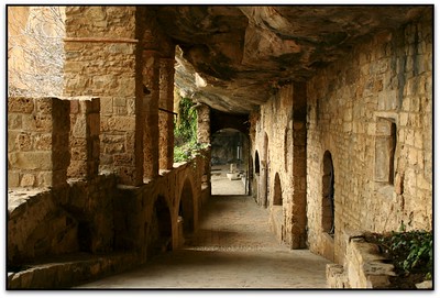 El claustre corredor, Priorat de Sant Miquel del Fai (el Moianès, Catalunya)