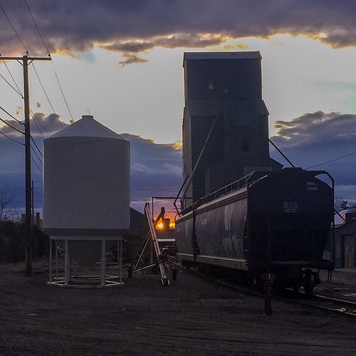 Beautiful evening in #BZN. #trains #sunset #lightroommobile by brentwpowell, square squareformat iphoneography instagramapp uploaded:by=instagram
