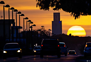 Sabaudia, tramonto oltre la Torre del Comune.