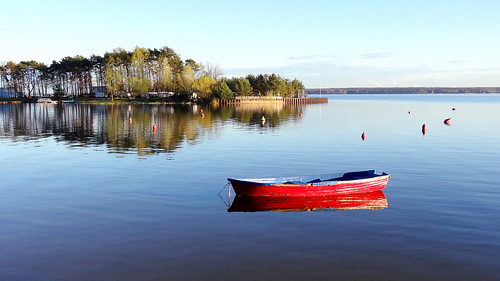woda water lake jezioro turawskie turawa red boat czerwona łódka reflection odbicie wiosna spring landscape krajobraz widok day dzień sunny słonecznie dschx9v compact camera cybershot boje buoy buoyant