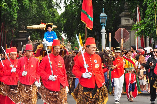 Surakarta, Jawa - Kesultanan Surakarta. Rombongan Kirab Agung Jumenengan SISKS Paku Buwono XIII mengikut sertakan beberapa kereta yang diisi oleh PB XIII Hangabehi juga kerabat kerajaan lainnya. 2013