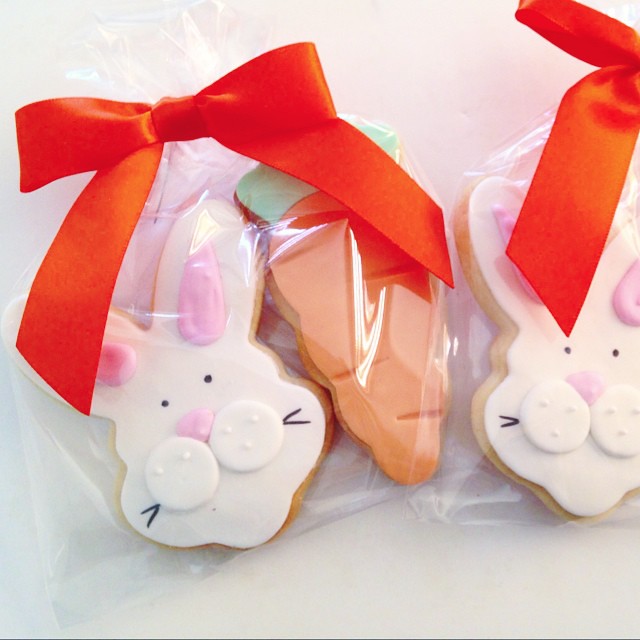 Bunny and his carrot wrapped up with a pretty bow 🍪 #easter #eastercookies #bunnycookie #carrot #mtl #montrealcookies #ediblefavours #customcookies #lvsweets