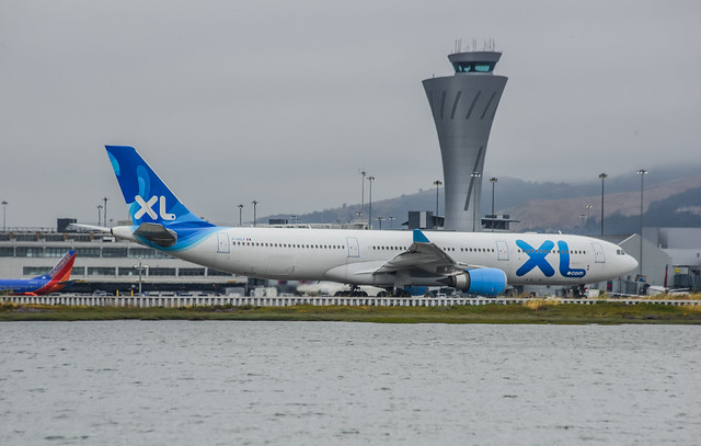 xl airways taxis for takeoff to paris