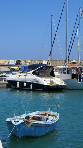 Kreta 2016 161 Oud en nieuw in de oude haven van Heraklion / Old and new in the old harbour of Herakion