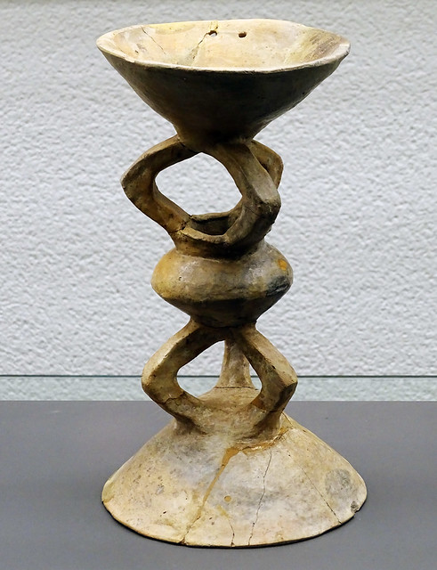 pebetero de ceramica o copa ritual votiva Alto de la Cruz de Cortes Edad del Hierro Museo de Navarra Pamplona