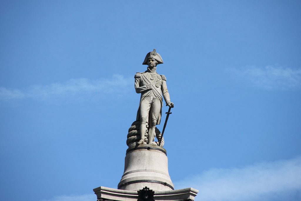 Нельсон лондон. Статуя Адмирала Нельсона. Колонна Нельсона на Трафальгарской площади. Памятник адмиралу Нельсону. Памятник адмиралу Нельсону в Лондоне.
