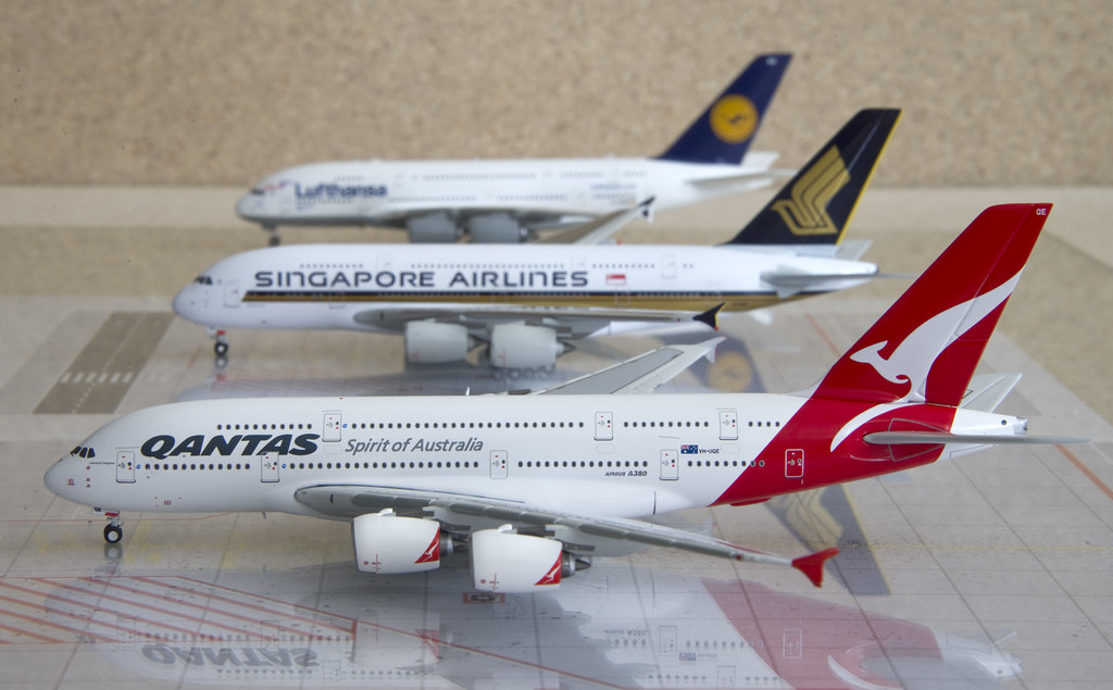 Qantas Airbus A380-800 VH-OQL 1:250 scale plastic model replica A380 aircraft 