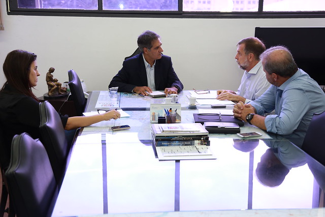 Em reunião com o Secretário de Infraestrutura e Logística, Sr. José Carlos Richa