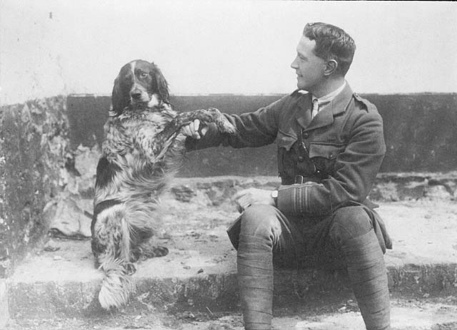 Lieutenant-Colonel John McCrae and his dog Bonneau /    Le lieutenant colonel John McCrae et son chien Bonneau