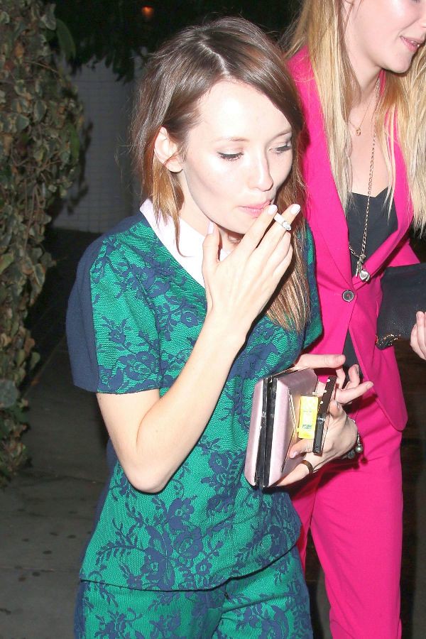 Emily Browning fumando un cigarrillo (o marihuana)
