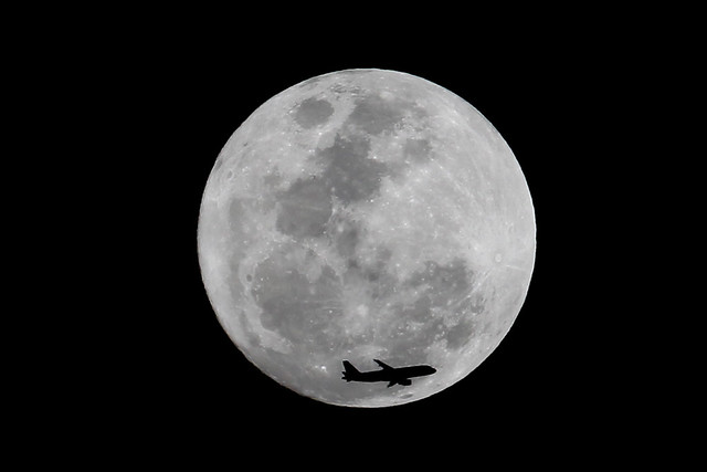 Luna con avión