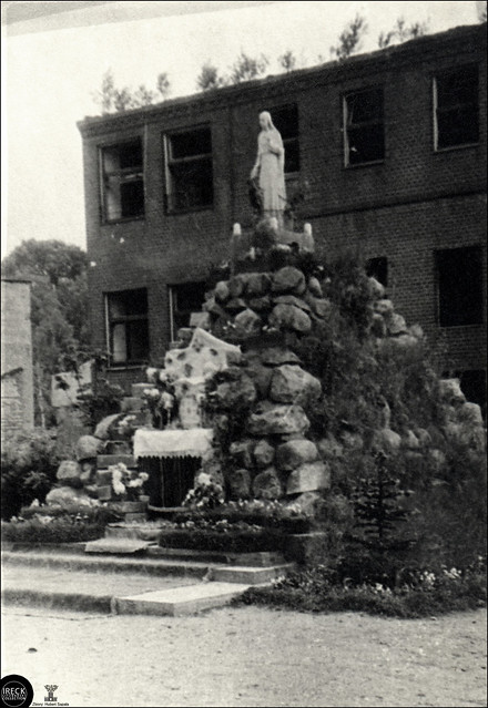 Świdwin - Posąg Matki Boskiej przy kościele mariackim na postumencie z kamienia polnego