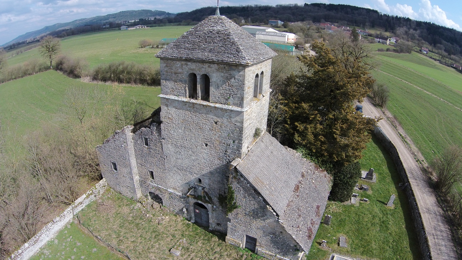 Vue aérienne de l'église de Sézéria