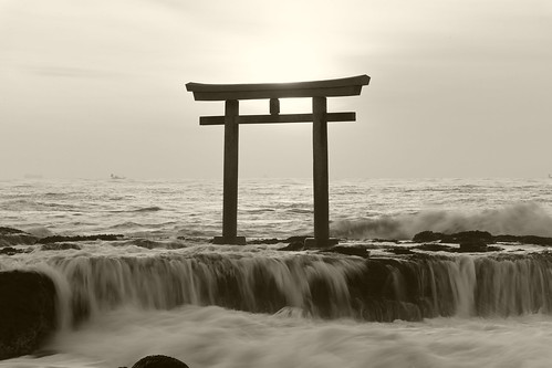 sea japan sunrise shrine archway torii merrill foveon sd1 ibarakiprefecture