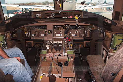 mississippi airplane airport aircraft aviation jet cockpit emirates boeing scrapping 777 stockphoto tup tupelo 777200 canon50d 77721h ktup bruceleibowitz a6emd 7967518 flightlineaviationmedia