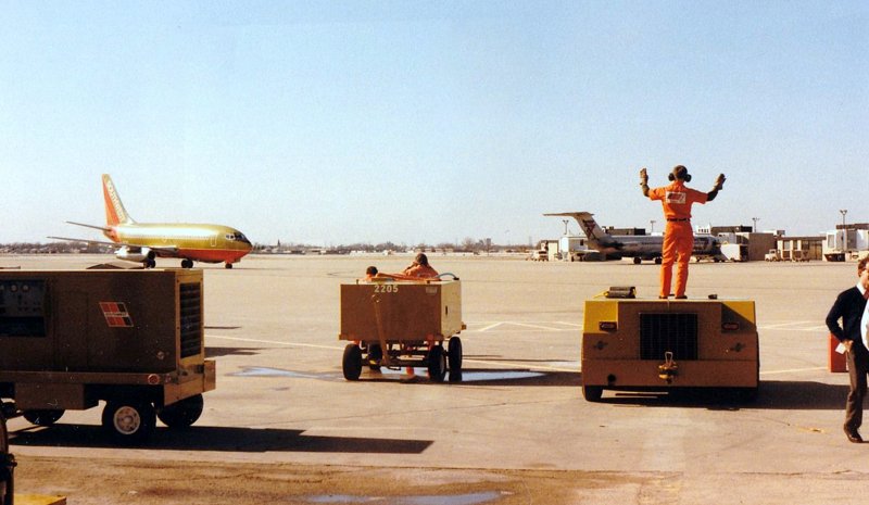 Chicago Midway Airport - Ramp Scene | (1985) He looks like h… | Flickr