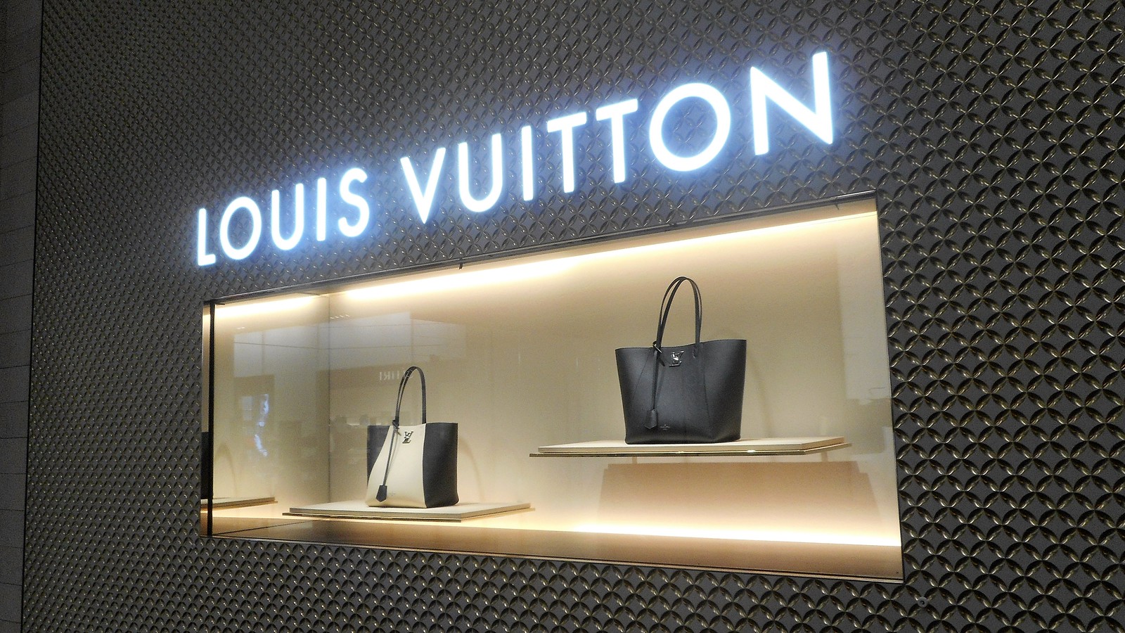 Compare Working At Nordstrom Vs Louis Vuitton