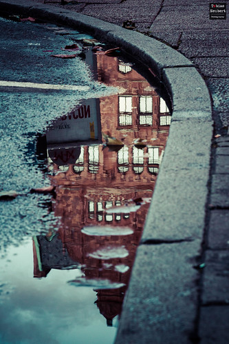 house reflection building water rain puddle sweden schweden haus altstadt oldtown malmö spiegelung gebäude regen stortorget pfütze waser apoteketlejeunet
