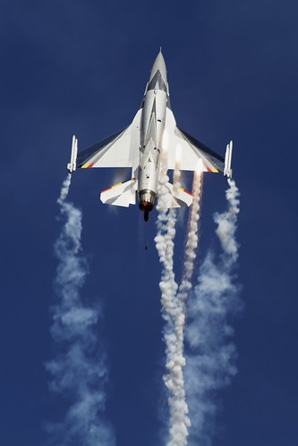 F-16AM Belgian Falcon releasing Flares | by stecker.rene