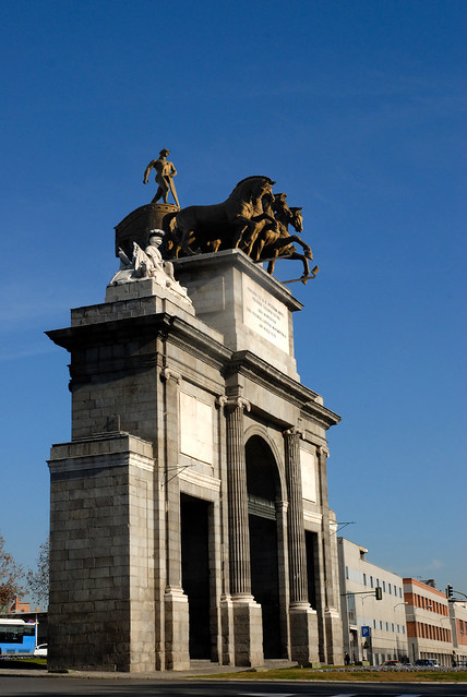 Madrid apócrifo - Apocryphal Madrid - Puerta de Toledo y Cuádriga de plaza de Sevilla