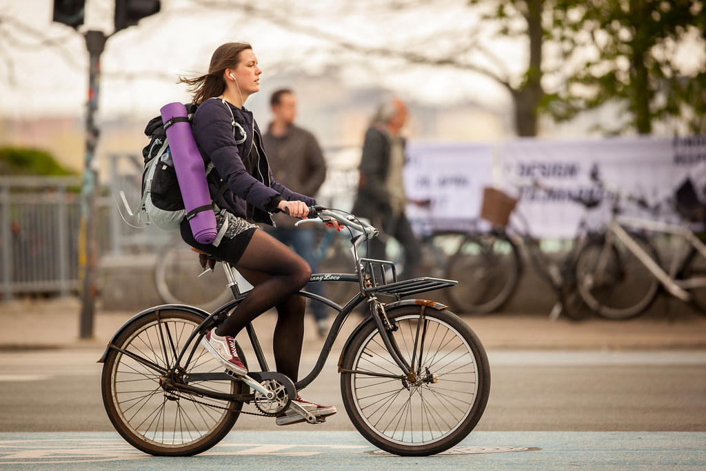 razumichin2:  Cycle chic with purple yoga mat(via Copenhagen Bikehaven by Mellbin - Bike Cycle Bicycle - 2015 - 0285 | Flickr - Photo Sharing!) 
