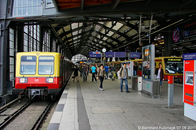 Europa, Deutschland, Berlin, Mitte, S-Bahnhof Friedrichstraße, S-Bahn-Linie S75