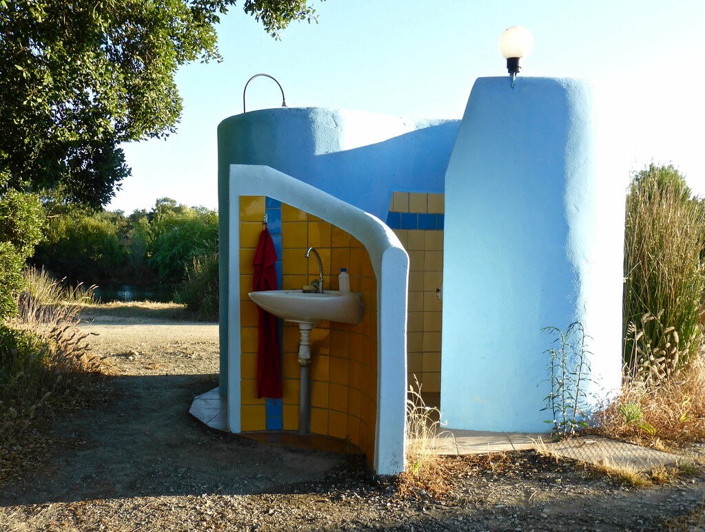 Open-air showers, toilets and washing facilities