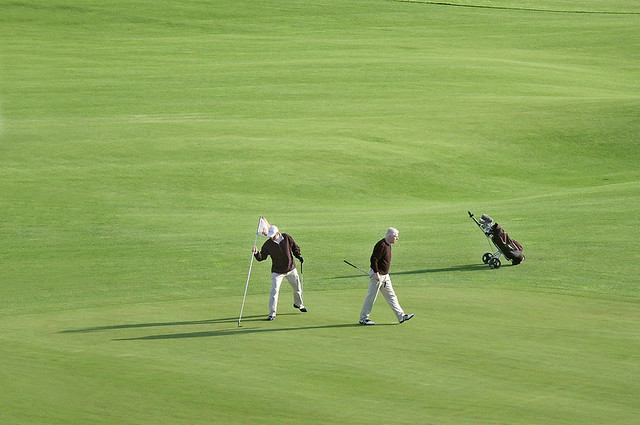 Golfplatz zwei Golfspieler