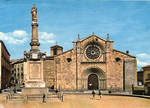 Ávila. Monumento a las Glorias de Ávila e iglesia de San Pedro, h. 1960