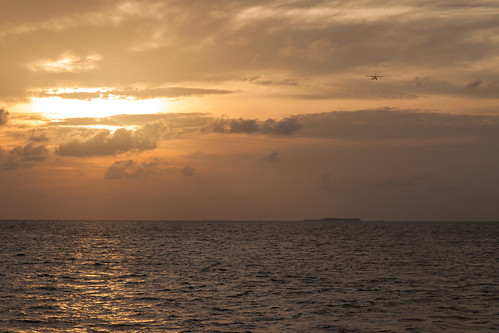 sunset waterplane malediven