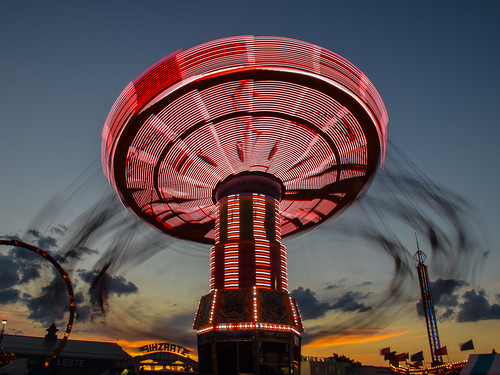 ohio state fair 2016 summer exposition center columbus street candid colorful multicolored midway carnival wave swinger wellenflieger motion evening twilight sunset long exposure lights blur night dark ride