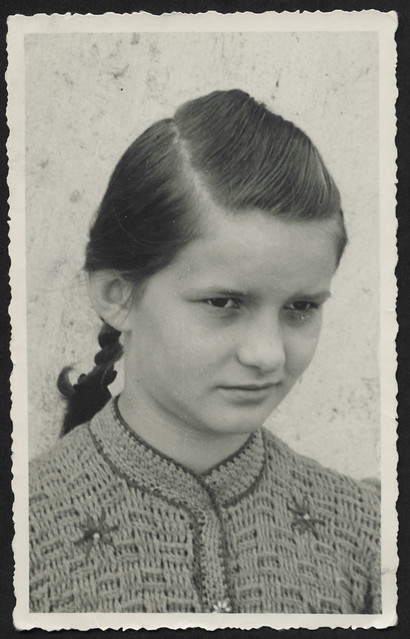Archiv Hel015 Jutta Demel mit Haarzopf, 1930er