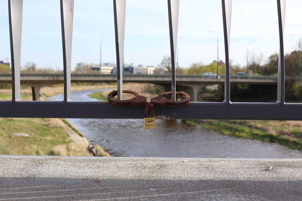 Lovers always find a way to mount the lock on the bridge